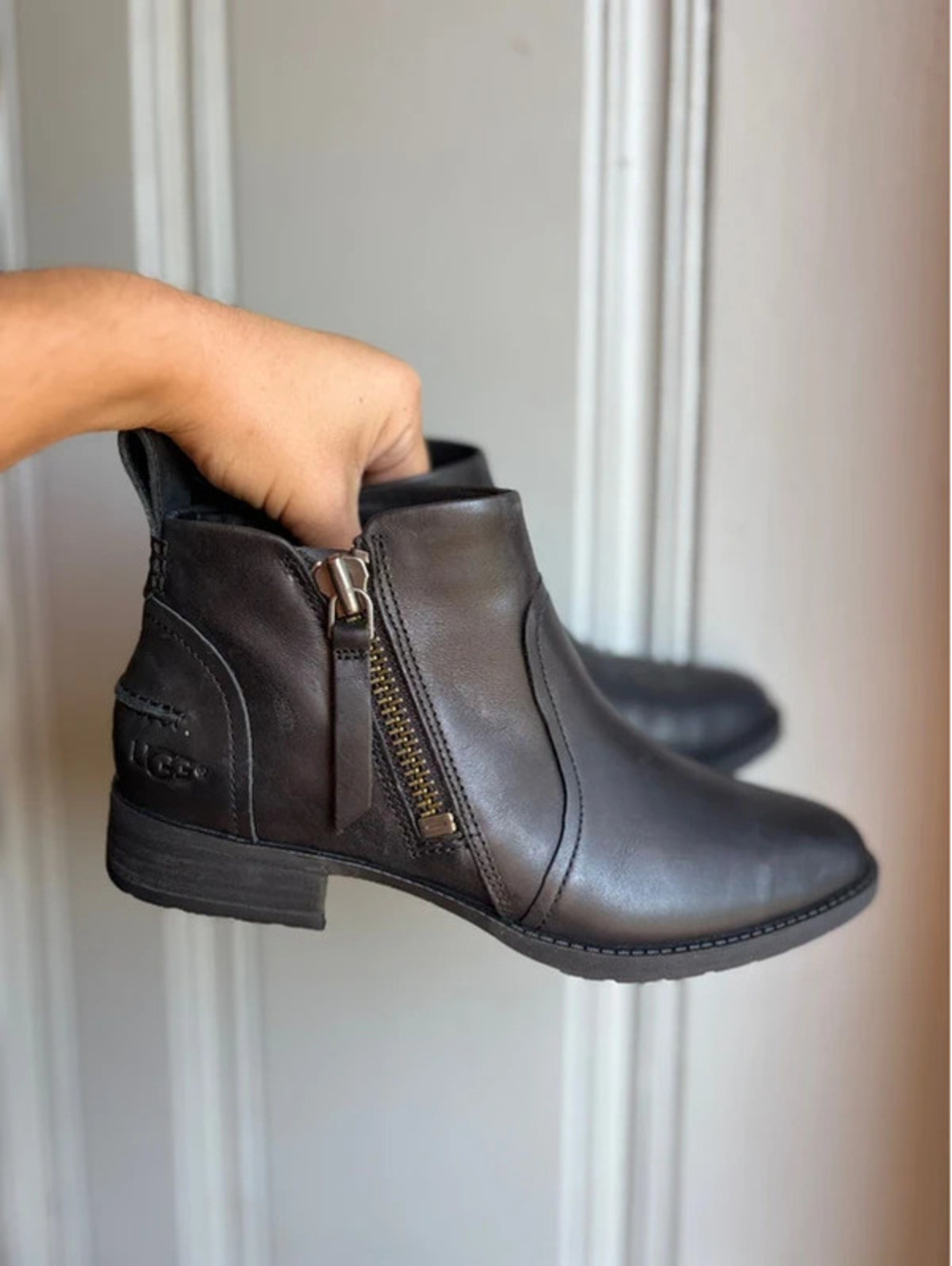 Womens Size 6 USA Black Ugg Ankle Leather Boots